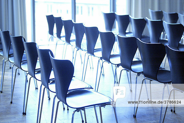 Stuhlreihen in einem Vortragssaal
