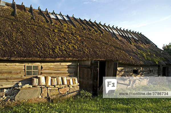 Altes mit Schilf gedecktes Haus-Saaremaa  die größte estnische Insel von Saaremaa Estland Baltikum