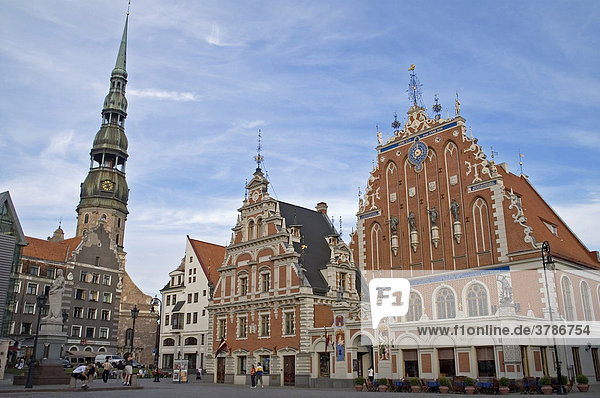 Rigas ganzer Stolz ist das Schwarzhäupterhaus mit der Petrikirche  Hauptstadt Riga  Lettland  Baltikum