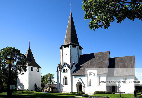 Mittelalterliche Wehrkirche mit Kastal in Lärbro  Gotland  Schweden