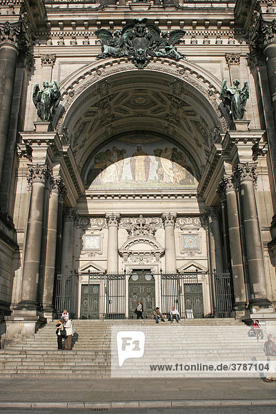 Portal zum Berliner Dom in Berlin Deutschland Europa