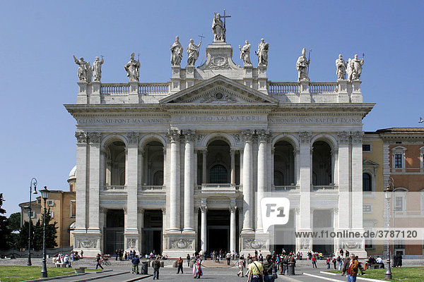 Frontfassade der Lateranbasilika (San Giovanni in Lateran)  Kathedrale des Bischofs von Rom Italien Europa