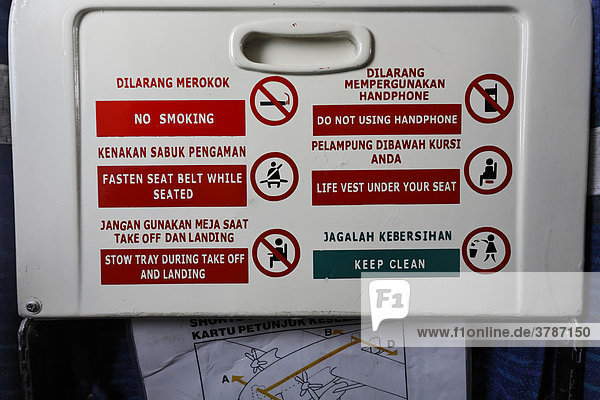 Hinweisschild im Flugzeug  Kalimantan  Borneo  Indonesien