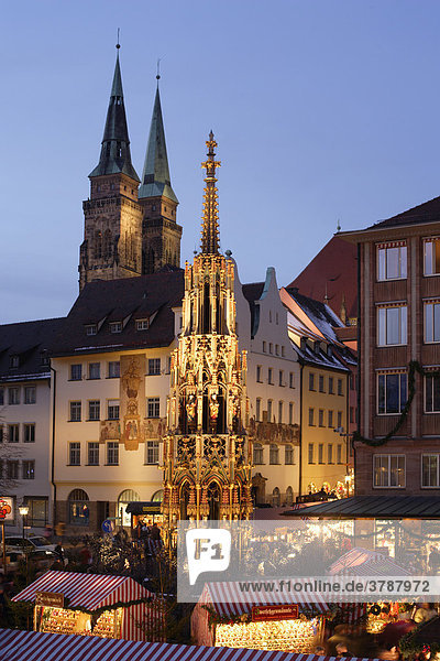 Nürnberg - Schöner Brunnen - St. Sebald Kirche - Christkindlesmarkt - Hauptmarkt  Bayern  Deutschland