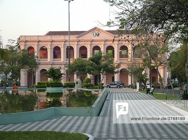 Ehemaliges Parlamentsgebäude im Abendlicht  Asuncion  Paraguay