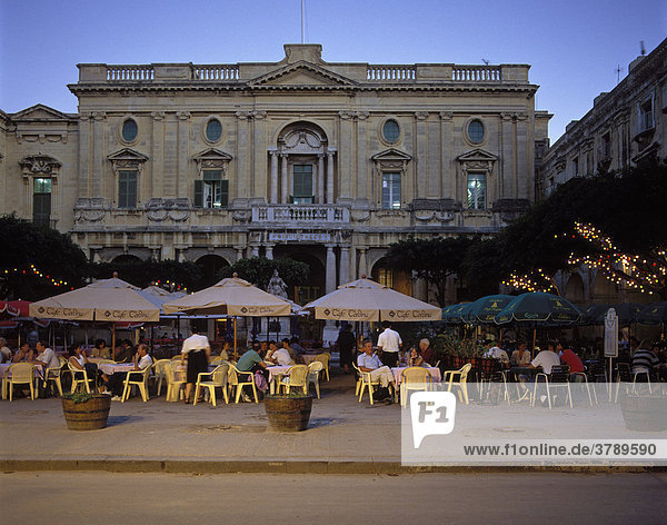 Malta Valletta Queen's Square mit dem Cafe Cordina und der Nationalbibliothek