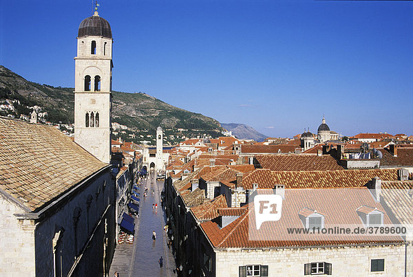 Dubrovnik Süddalamatien Kroatien Hauptstrasse Placa mit Turm der Franziskaner Kirche und Uhrturm