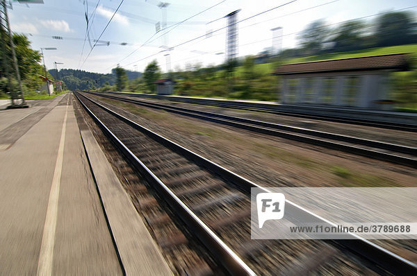 Bahnhof und Gleise von Assling Oberbayern Deutschland COMPOSING Zoom
