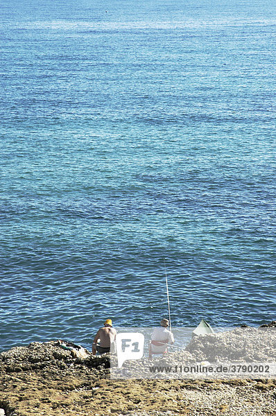 Zwei Angler sitzen am Meer  Altea  Costa Blanca  Spanien