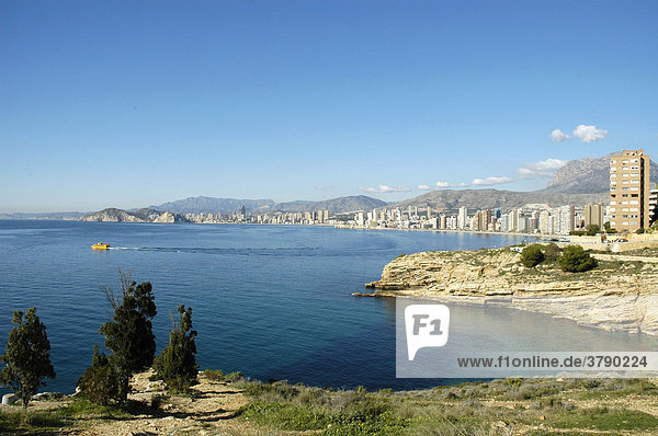 Uferlandschaft mit Blick auf die Bucht von Benidorm  Costa Blanca  Spanien