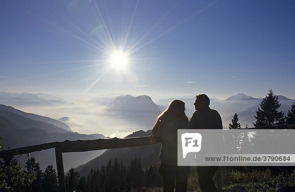 Paar genießt den Ausblick von der Vorderkaiserfeldenhütte im Kaisergebirge Tirol Österreich