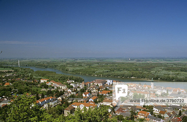 Blick vom Schlossberg auf die Donau und die Stadt Hainburg Niederösterreich Österreich