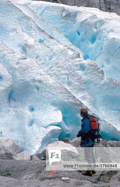 Frau vor Gletschereis  Blaueis  Gletscherzung  Brigdalsbreen  Jistedalsbreen  Jostedalen  Norwegen