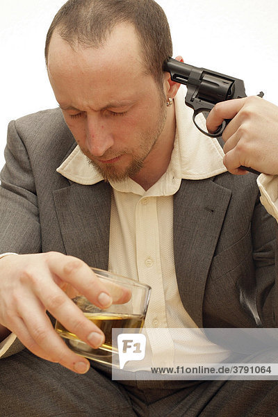 Kopfschuss - Mann begeht unter Alkoholeinfluss mit einem Revolver Selbstmord