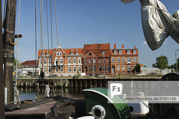 BRD Deutschland Mecklenburg Vorpommern Greifswald alte Häuser am Hafen mit Schiffstakelage im Vordergrund