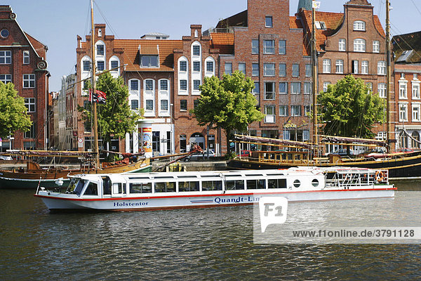 BRD Deutschland Schleswig Holstein Hansestadt Lübeck an der Unteren Trave Ausflugsboot mit Touristen alte Handelshäuser