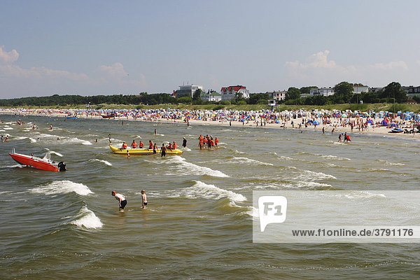 BRD Deutschland Mecklenburg Vorpommern Ostseebad Ahlbeck Strand mit Wellen und Schwimmern Freizeitaktivitäten Surfer