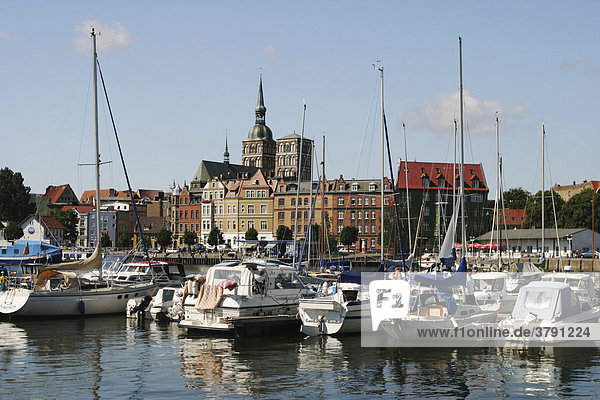 BRD Deutschland Mecklenburg Vorpommern Hansestadt Stralsund Blick auf Hafen mit Booten und Altstadt mit Nikoleikirche