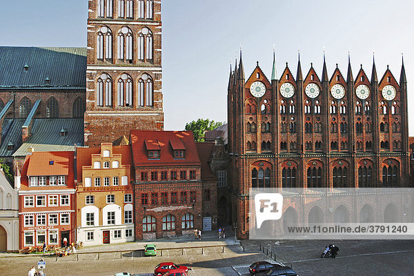 BRD Deutschland Mecklenburg Vorpommern Hansestadt Stralsund Blick auf den Dom Nikolaikirche und dem Historischen Rathaus mit Rathausplatz