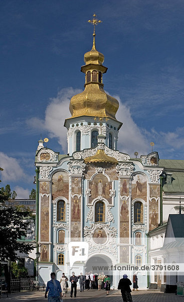 Ukraine Kiev das Höhlenkloster Kyjevo Pecers¥ka Lavra Blick auf die Dreifaltigkeits Torkirche Pilger und Menschen blauer Himmel und Wolken glänzende Kirchenkuppel und Kreuz Wandmalereien Fresken 2004