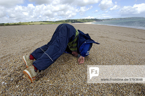 Junge am Strand bei Slapton Slapton Sands South Devon England