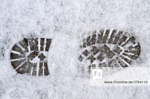 Footprint of a boot with grip sole in the snow