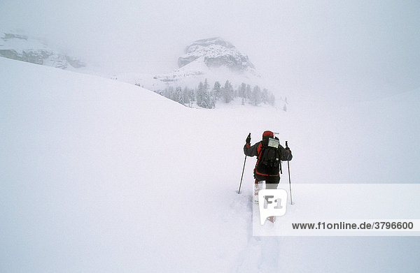 Frau beim Schneeschuhgehen auf der Fanes-Alpe Dolomiten Italien