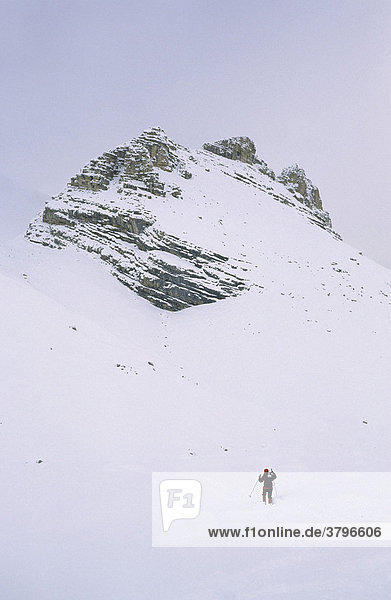 Frau beim Schneeschuhgehen in der Fanes-Gruppe Dolomiten Italien