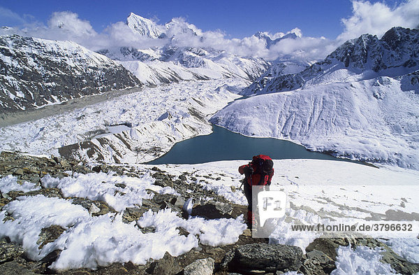 Bergsteigerin beim Aufstieg zum Gokyo Ri Nepal