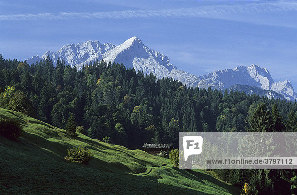 Oberbayern Werdenfelser Land bei Wamberg - Blick auf Zugspitzmassiv mit Alpspitze und Zugspitze