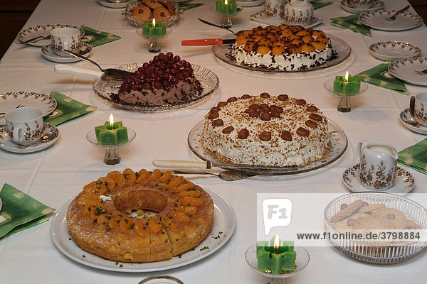Torte auf geburtstags tisch - Stockfoto