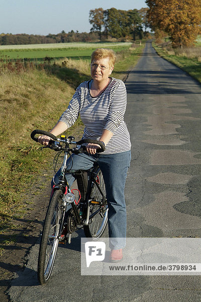 Frau mit fahrrad