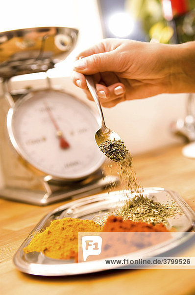 Gewürze mit Küchenwaage Paprikapulver Curry