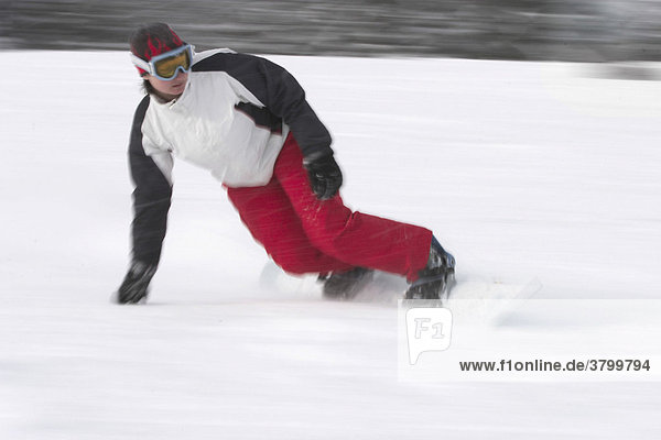 Mitzieher einer schnell fahrenden Snowboarderin (Saalbach  Österreich)