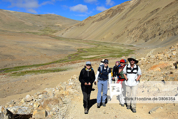 Trekkinggruppe wandert aus weitem Tal heraus bei Zommung Everest Gebiet Tibet China