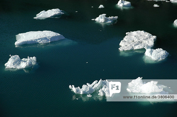 Eisberge treiben wie Eiswürfel im Wasser Sermilik Fjord Sapulik Ostgrönland