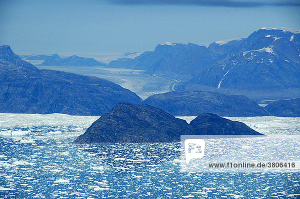 Weiter Blick auf Eisberge Gletscher und Berge Sermilik Fjord Ostgrönland