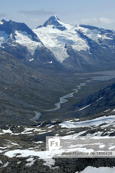 Schneefelder gletscherbedeckte Berge Fluß im Tal Ikaasaalap Ilinnera Ostgrönland