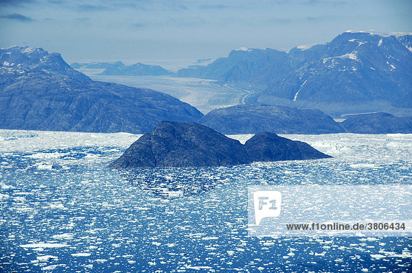 Weiter Blick auf Eisberge Gletscher und Berge Sermilik Fjord Ostgrönland