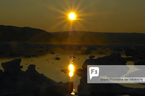 Sonnenuntergang über Eisbergen Paarnakajiit Sermilik Fjord Ostgrönland