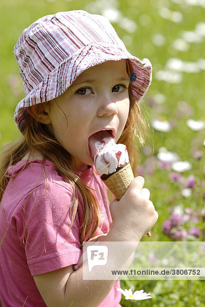 Kind schleckt an einem Eis Eiscreme Waffeleis