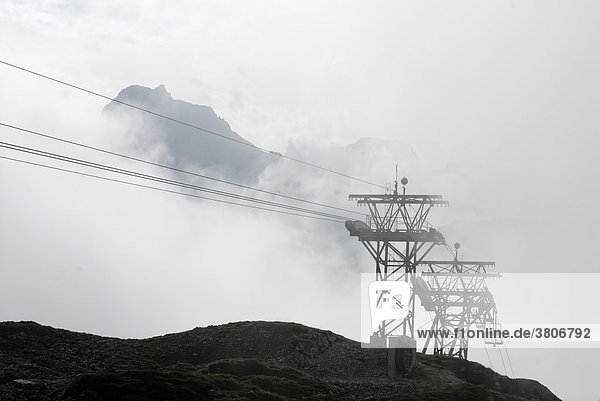 Glattalpe Märenspitz und Glattalp Seilbahn im Nebel Bisistal bei Muotatal Kanton Schwyz Schweiz