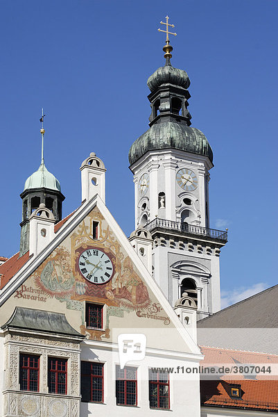 Freising Oberbayern Bayern Deutschland Marienplatz Giebel des Rathaus vor dem Turm der Pfarrkirche St. Georg