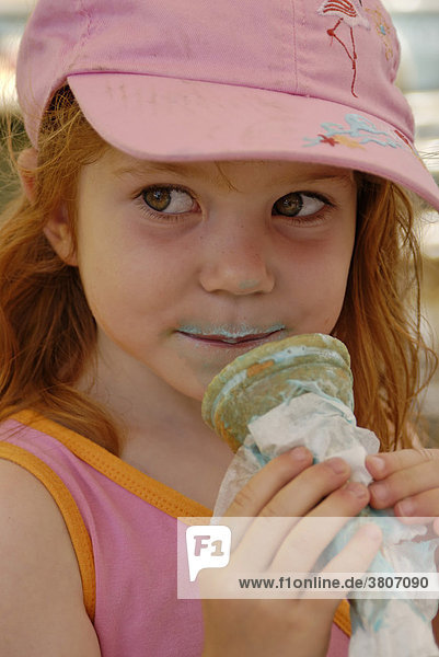 Kind schleckt Eis beim Eisessen im Sommer
