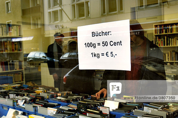 Schaufenster von Buchladen in Schwabing  Bücherkauf nach Gewicht  München  Bayern  Deutschland
