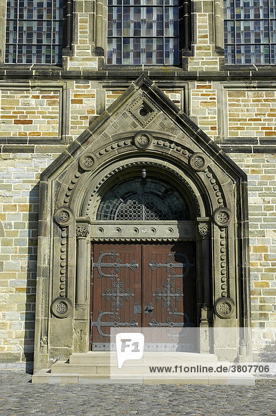 Eingangstür  katholische Kirche St Clemens  Rheda  NRW  Nordrhein Westfalen  Deutschland