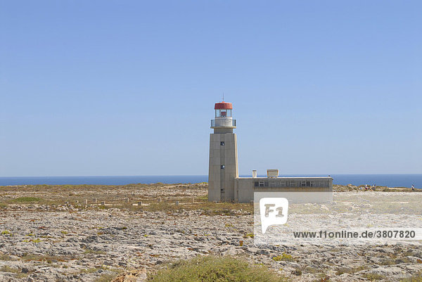 Alter Leuchtturm des Fort Fortaleza de Sagres Nationaldenkmal auf dem Hochplateau Ponta de Sagres 49 Meter über dem Meeresspiegel in der Nähe des Ortes Sagres  Algarve  Portugal