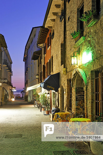 Im Frühling sind die Lokale am Abend noch wenig besucht Sirmione  Gardasee  Italien