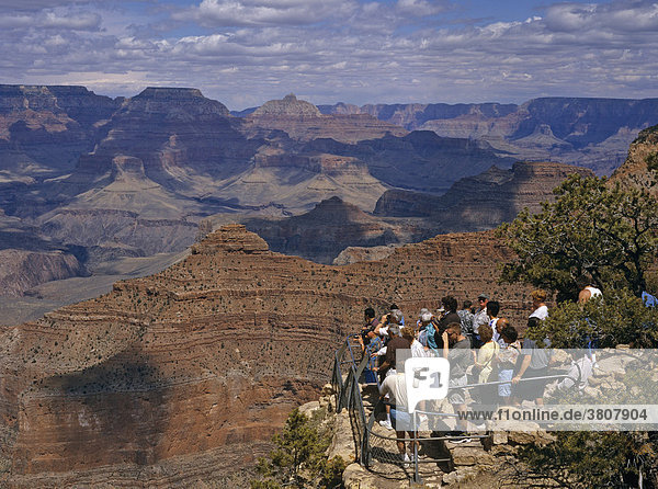 Touristen auf der Aussichtsterrasse am Yavapai Point  Grand Canyon NP  Arizona  USA
