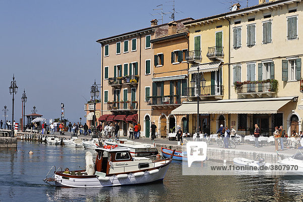 Häuser entlang der Via Fontana und Boote im Hafen  Lazise  Gardasee  Italien